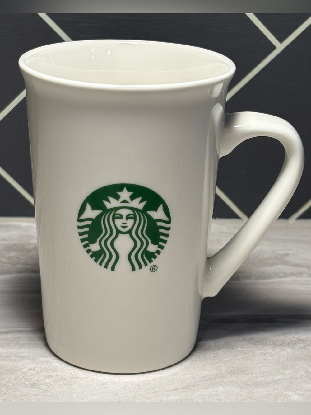Starbucks Classic Coffee Mug White Green Siren Logo 2019 Ceramic 10 oz 296 ml